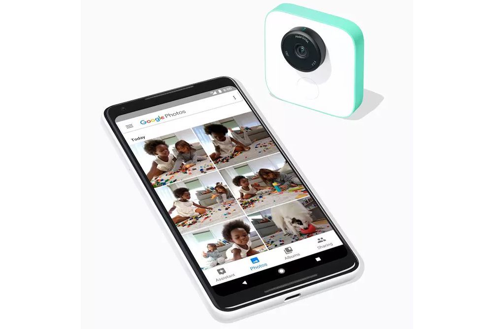 Камера Google Clips рядом со смартфоном показывает фотографии, сделанные камерой
