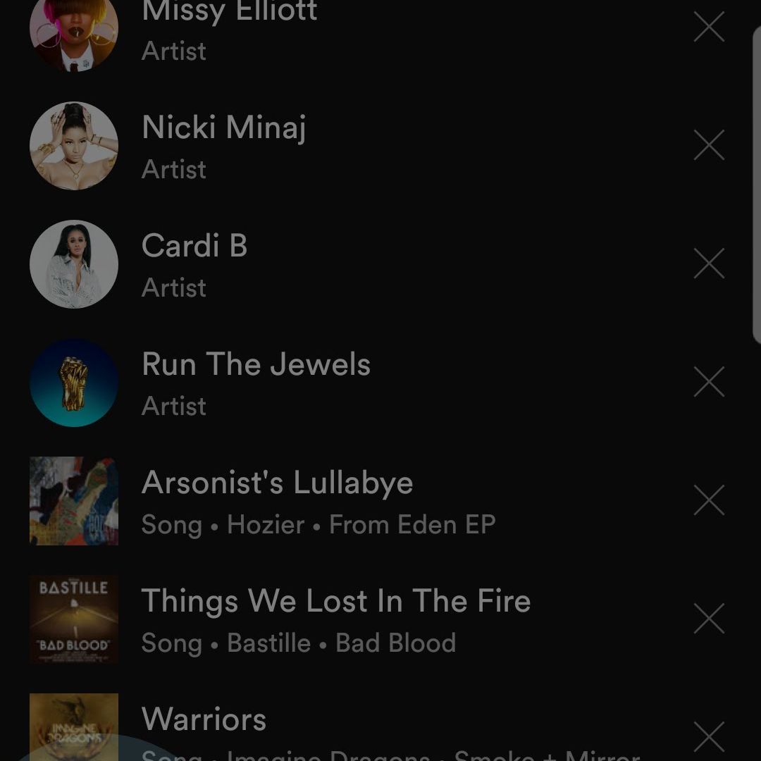 Spotify открывается с помощью значка Bixby Voice в нижней части экрана после команды воспроизведения песни.