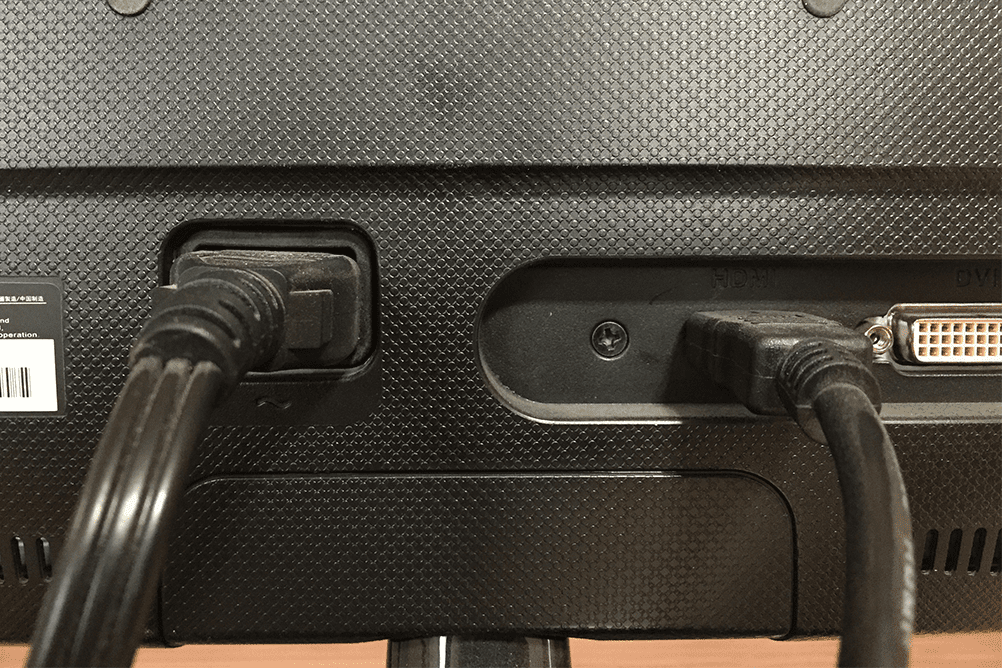 Изображение кабеля питания и кабеля HDMI, подключенного к задней панели монитора