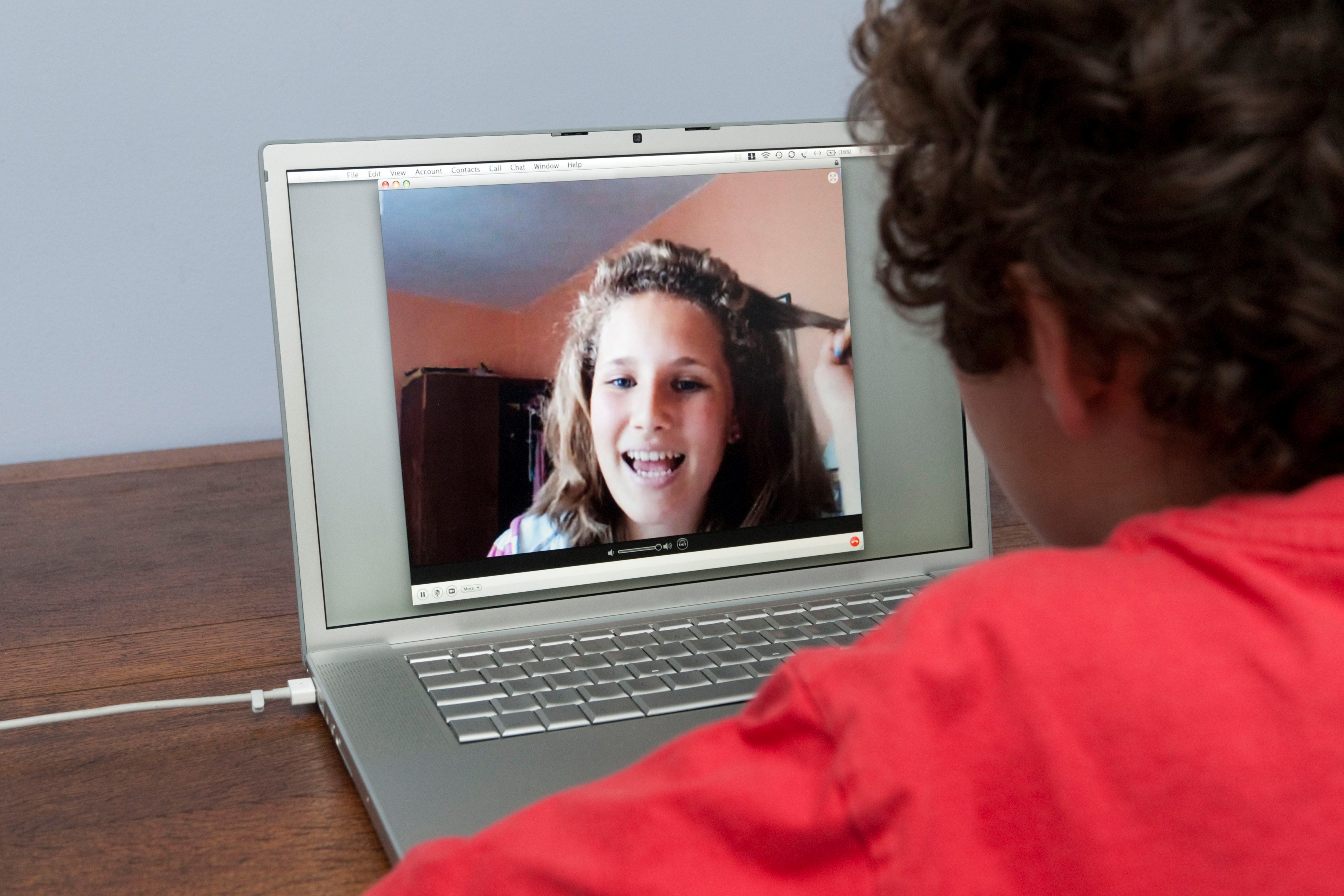 Подростки разговаривают по веб-камере
