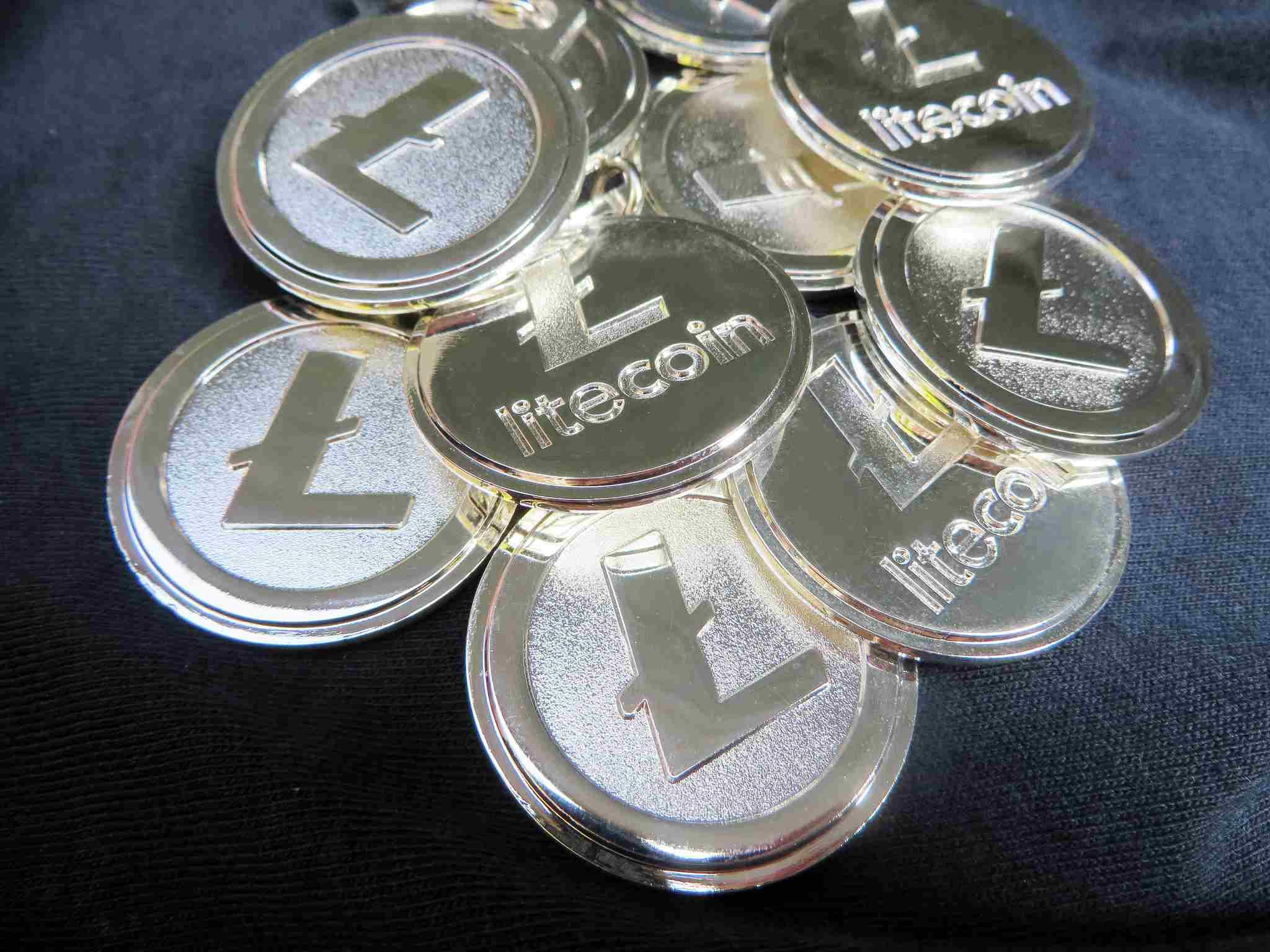 Куча монет Litecoin на ткани