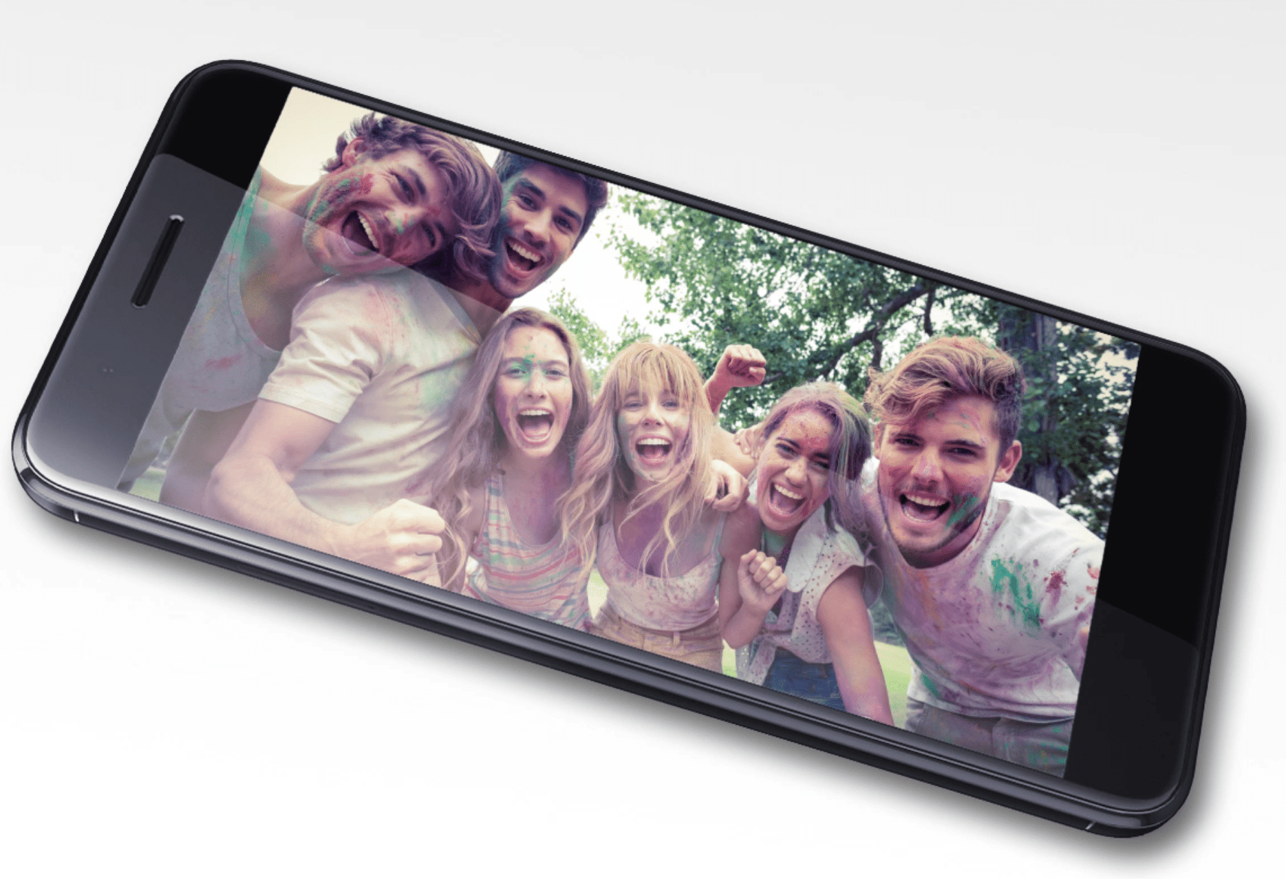 Смартфон HTC One X10 в ландшафтном режиме с отображением фотографии нескольких человек