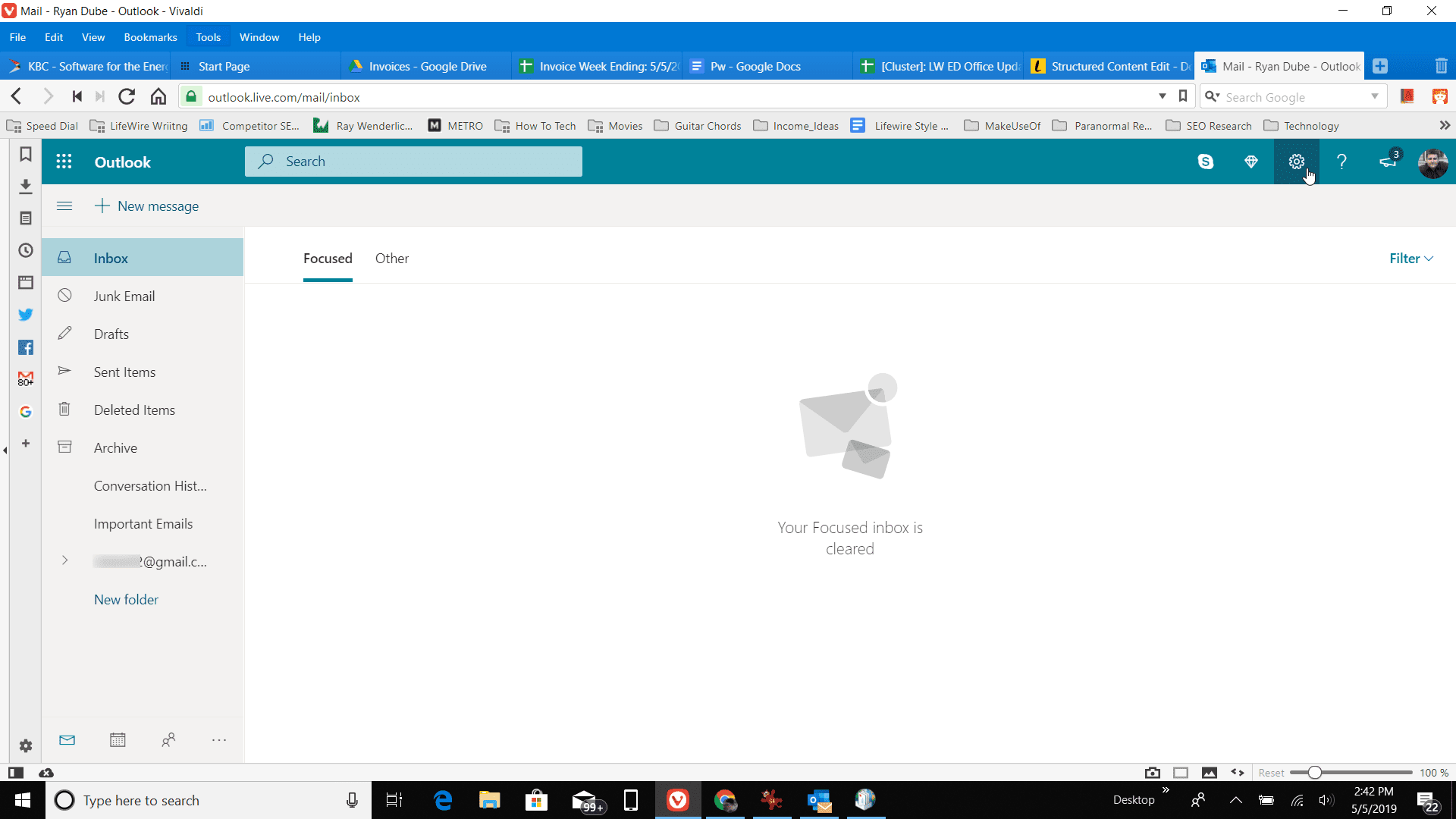 Снимок экрана со значком шестеренки в Outlook онлайн