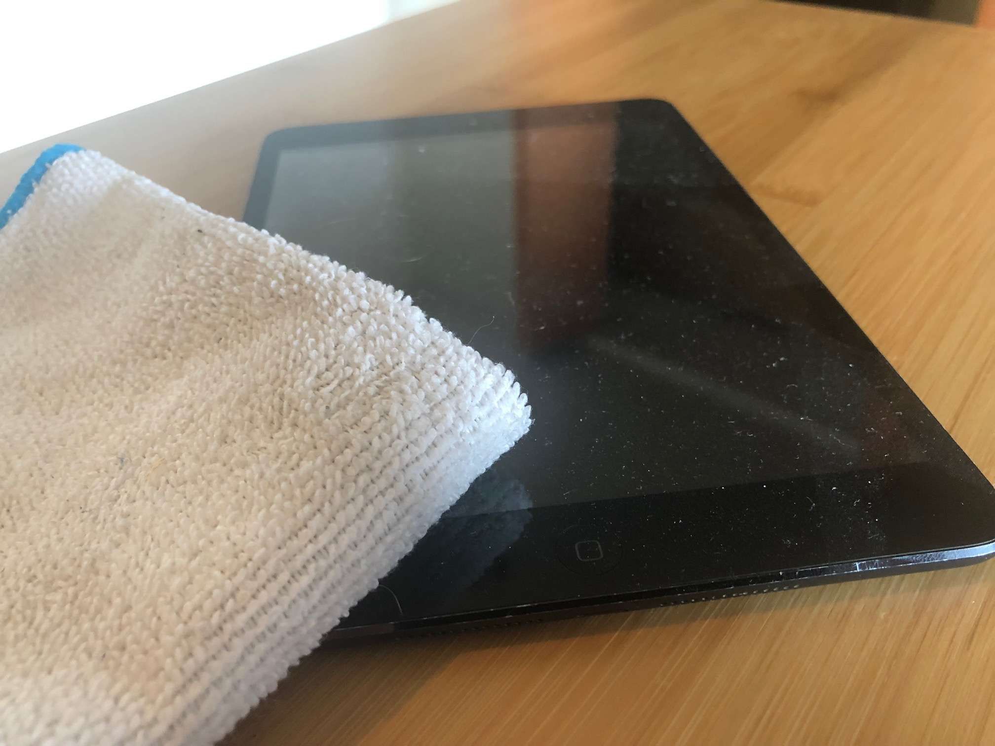 Салфетка из микрофибры на грязном iPad