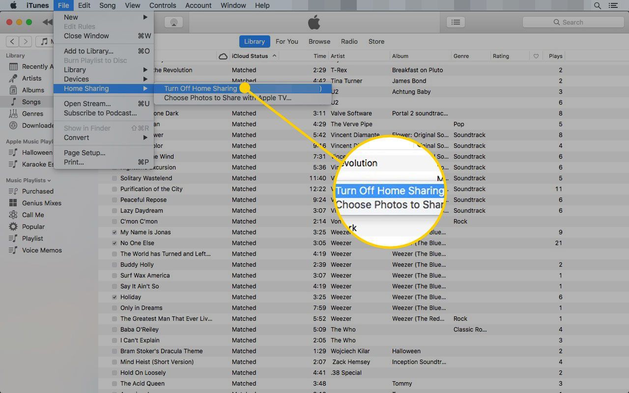 iTunes на Mac с выделенной опцией меню «Выключить домашний доступ»