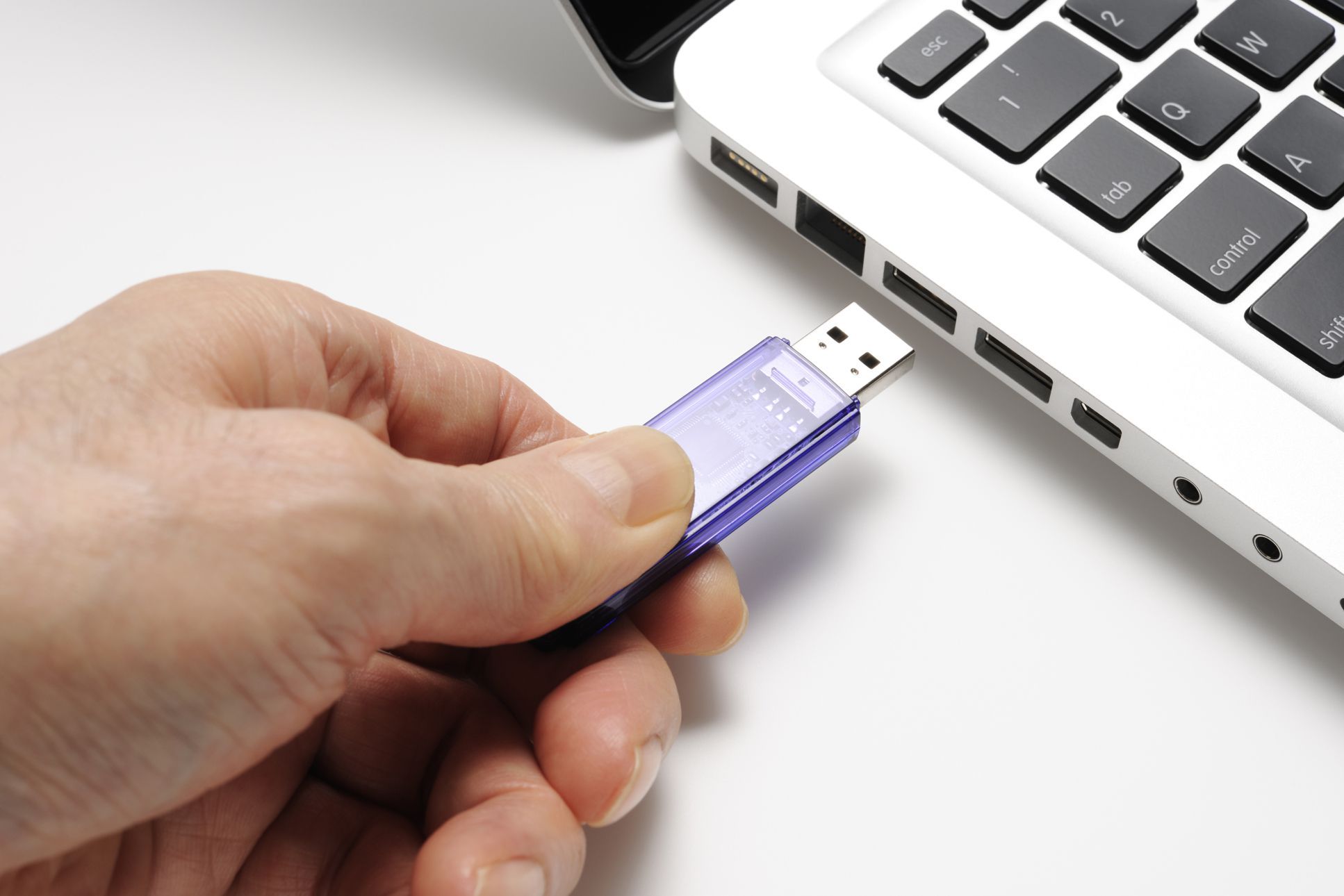 Флэш-накопитель USB вставляется в Mac Book Pro