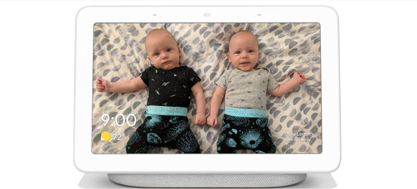 Google Home Hub с фотографией близнецов на экране
