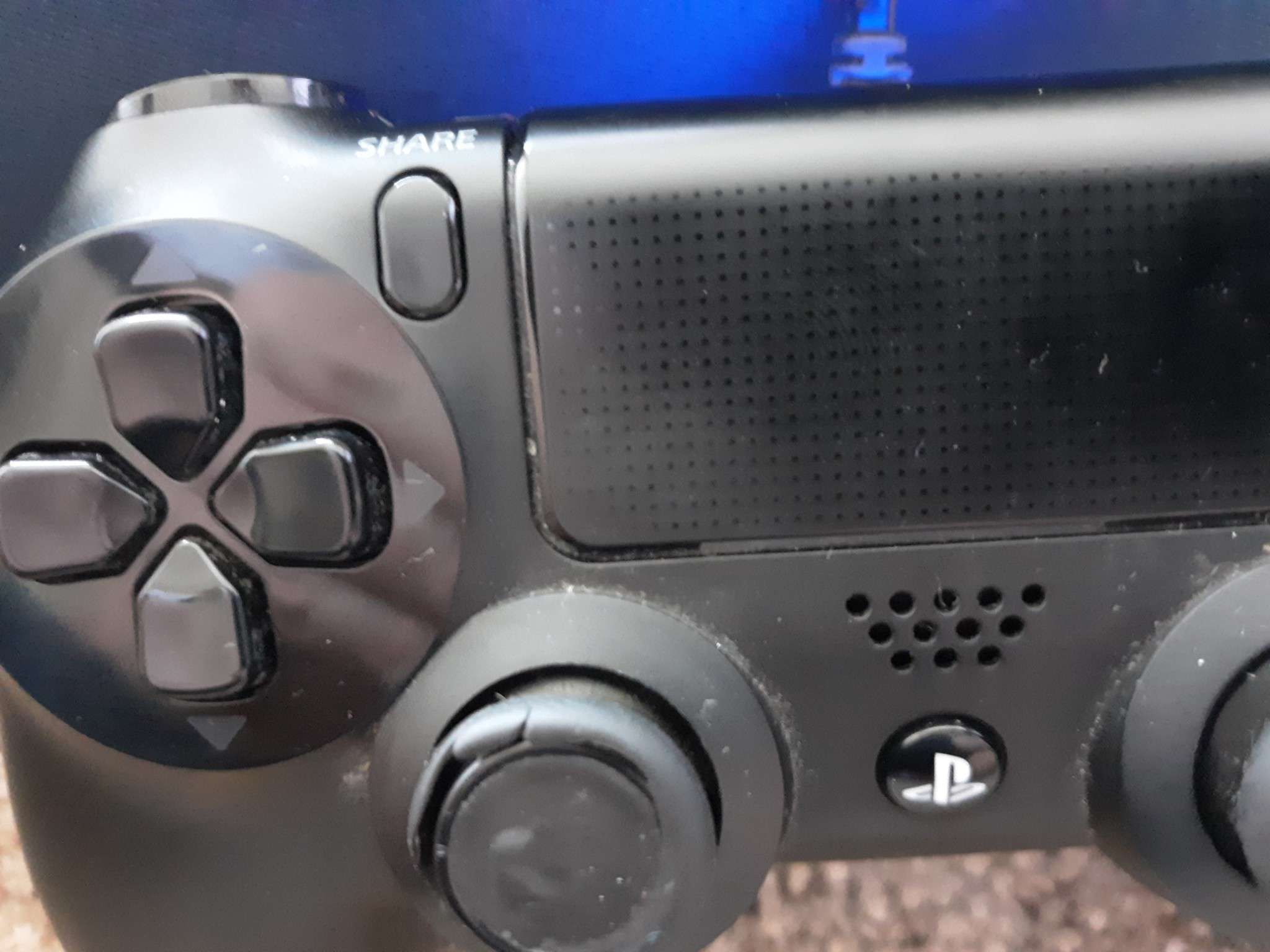Нажмите одновременно кнопку PS и кнопку «Поделиться» на DualShock 4.