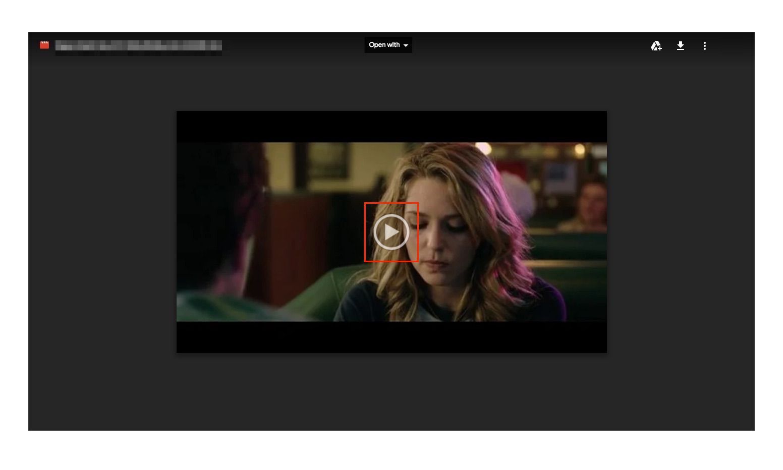 Снимок экрана, показывающий фильм в плеере Google Drive с выделенной кнопкой воспроизведения.
