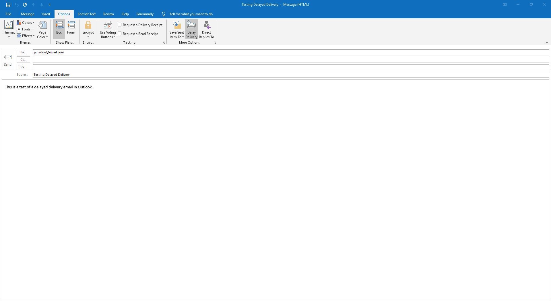 Открытое электронное письмо с выделенной кнопкой «Задержка доставки» в Outlook.