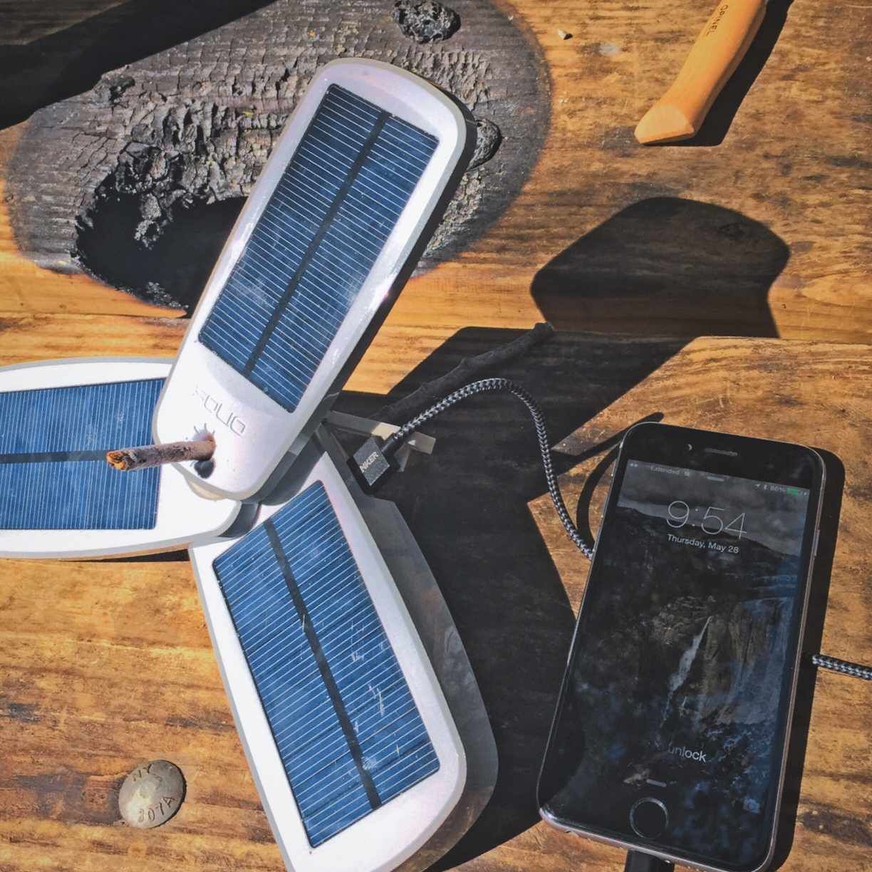 IPhone заряжается от солнечной энергии.