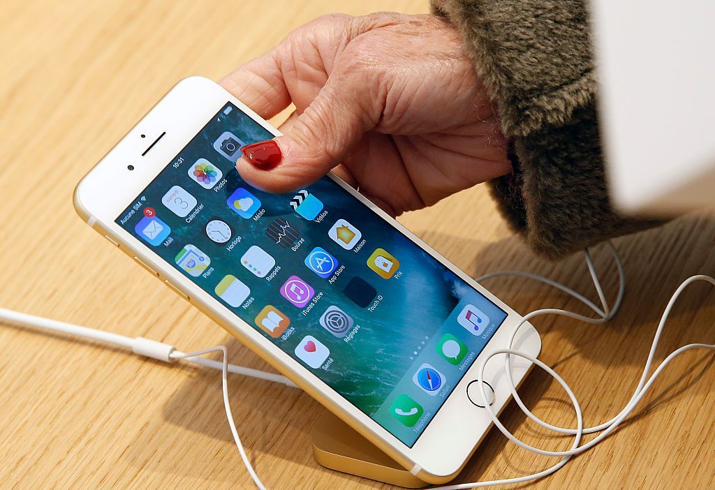 iPhone 7 держал за руку в Apple Store в Париже