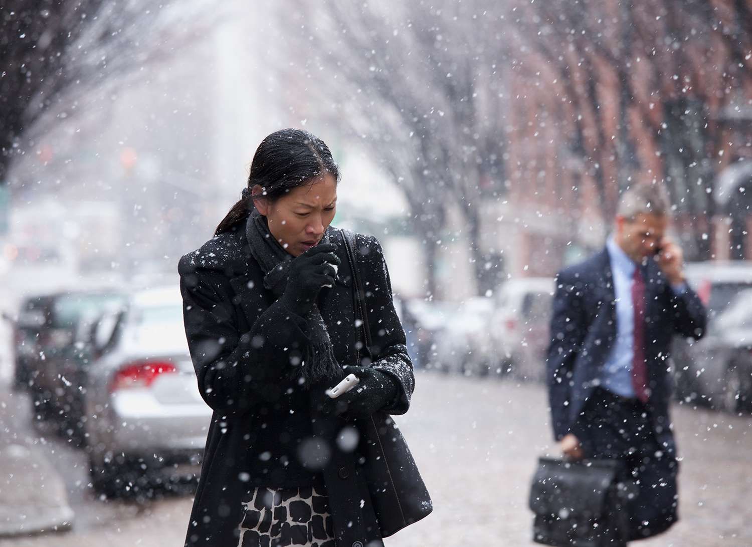 Азиатская женщина гуляя в снежок и кашляя