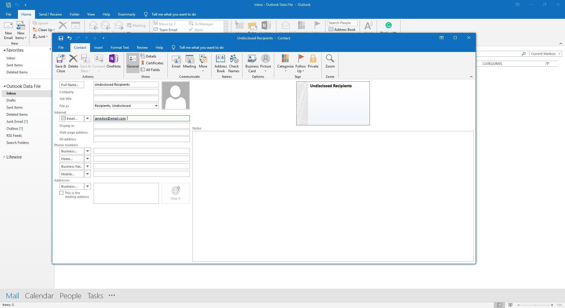 Ввод в адрес электронной почты в карточке контакта в Outlook. Скриншот