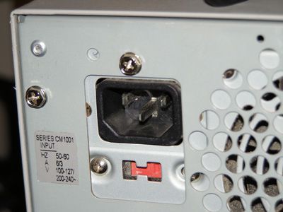Изображение подключения кабеля питания компьютера