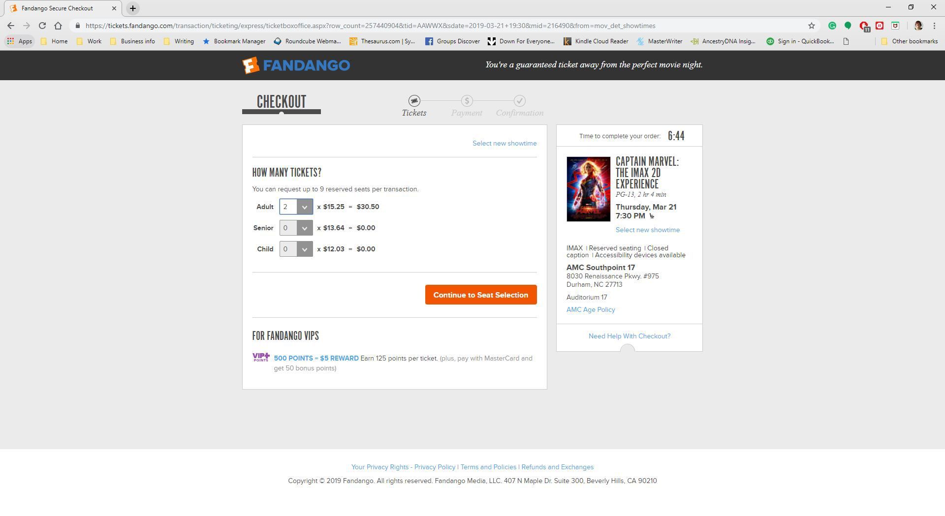 Выбор количества и типа билетов в кино на веб-сайте Fandango.