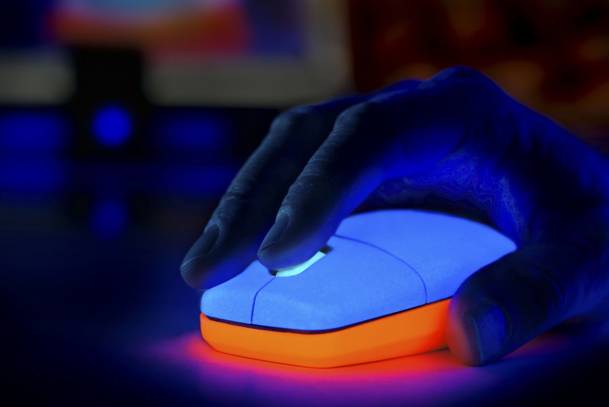 Человек, использующий светящуюся компьютерную мышь