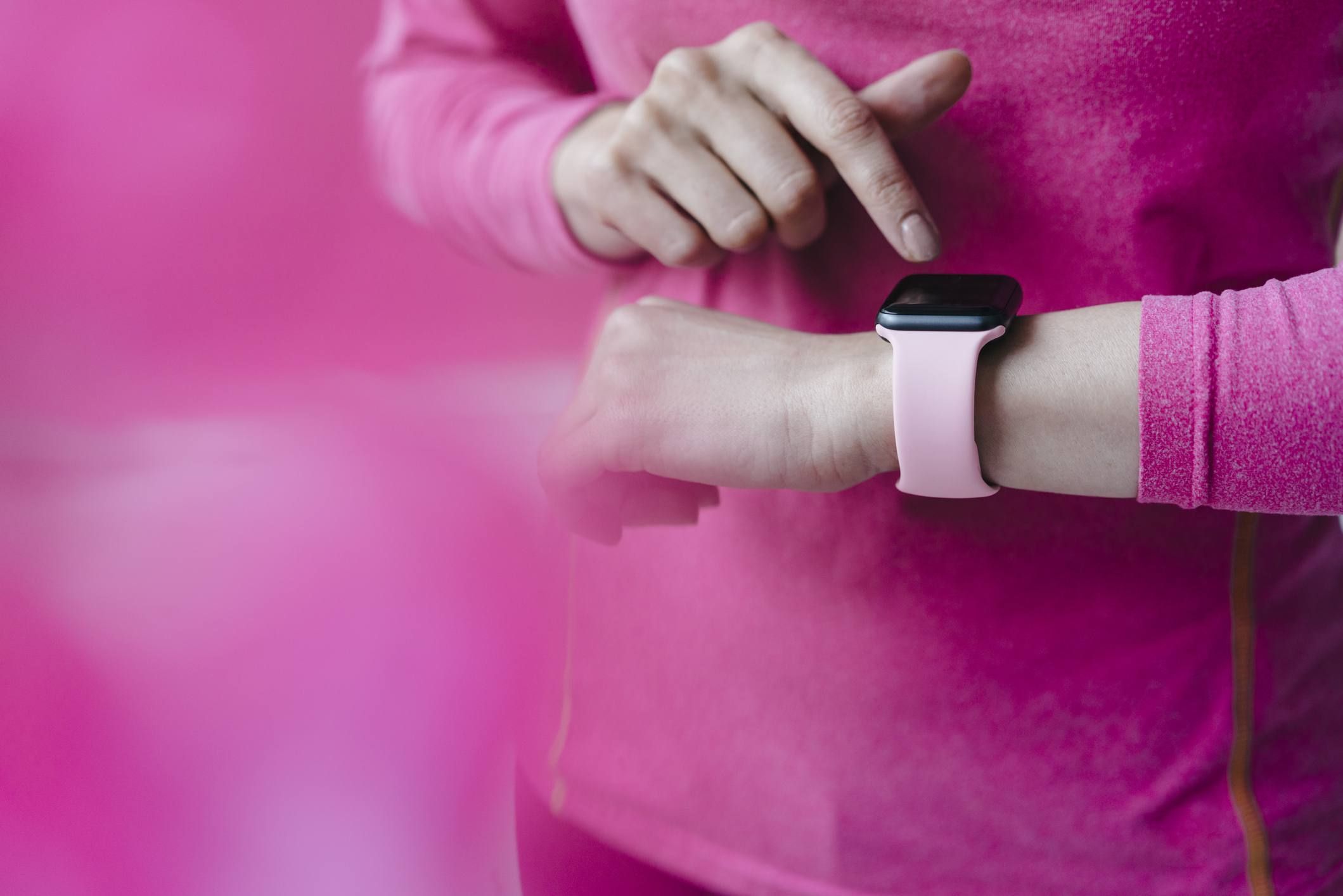 Быстро разряжаются apple watch. Девушка АПЛ вотч. Apple watch на женской руке. Розовые Эппл вотч 9 на руке женской. Красивая женская рука с Apple watch.