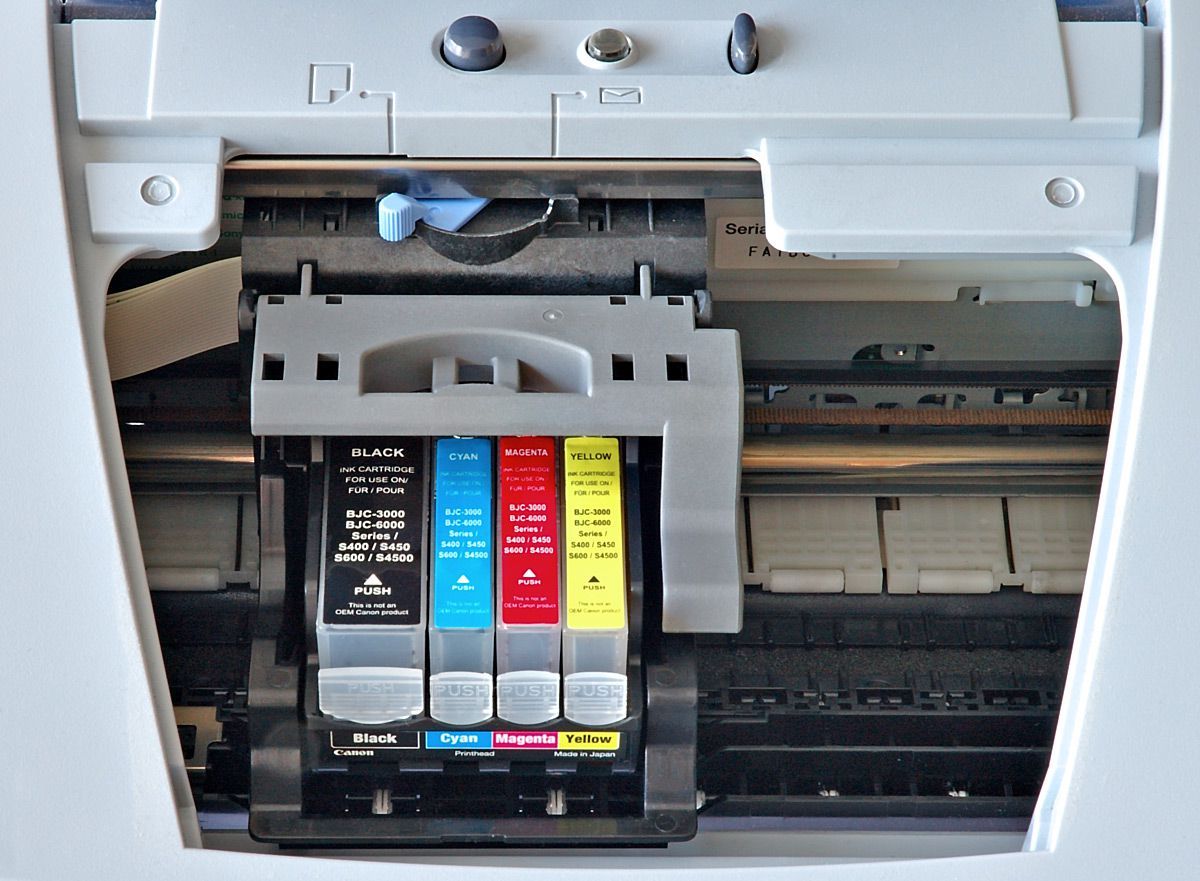 Изображение, показывающее чернильные картриджи в домашнем струйном принтере