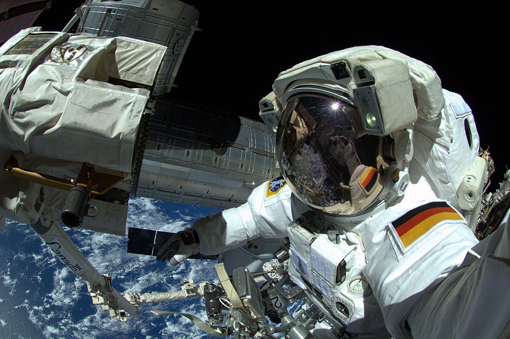 Немецкий космонавт на космической прогулке