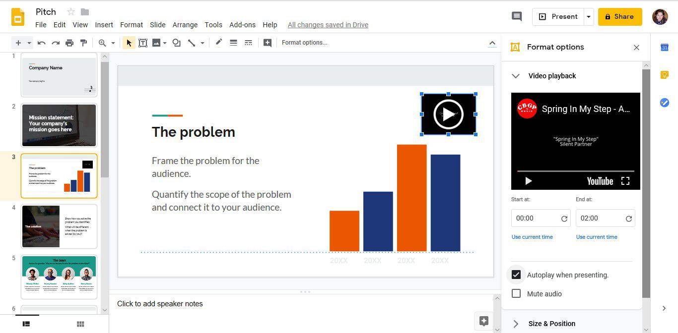 Снимок экрана, показывающий, как настроить видео для автоматического воспроизведения во время презентации Google Slides