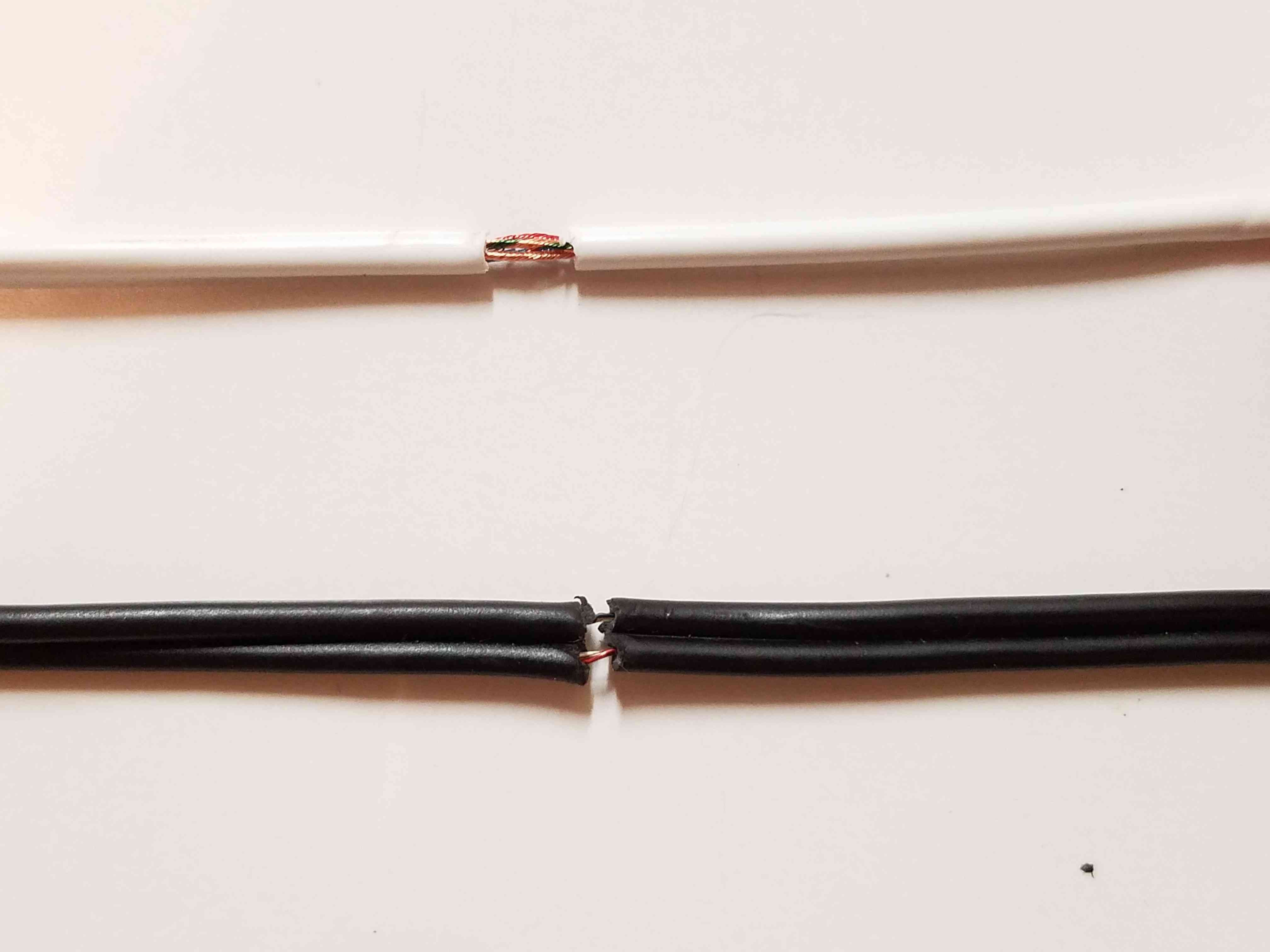 Осторожно зачистите окружающую изоляцию кабеля, используя инструменты для зачистки проводов или нож, чтобы обнажить оборванный провод.