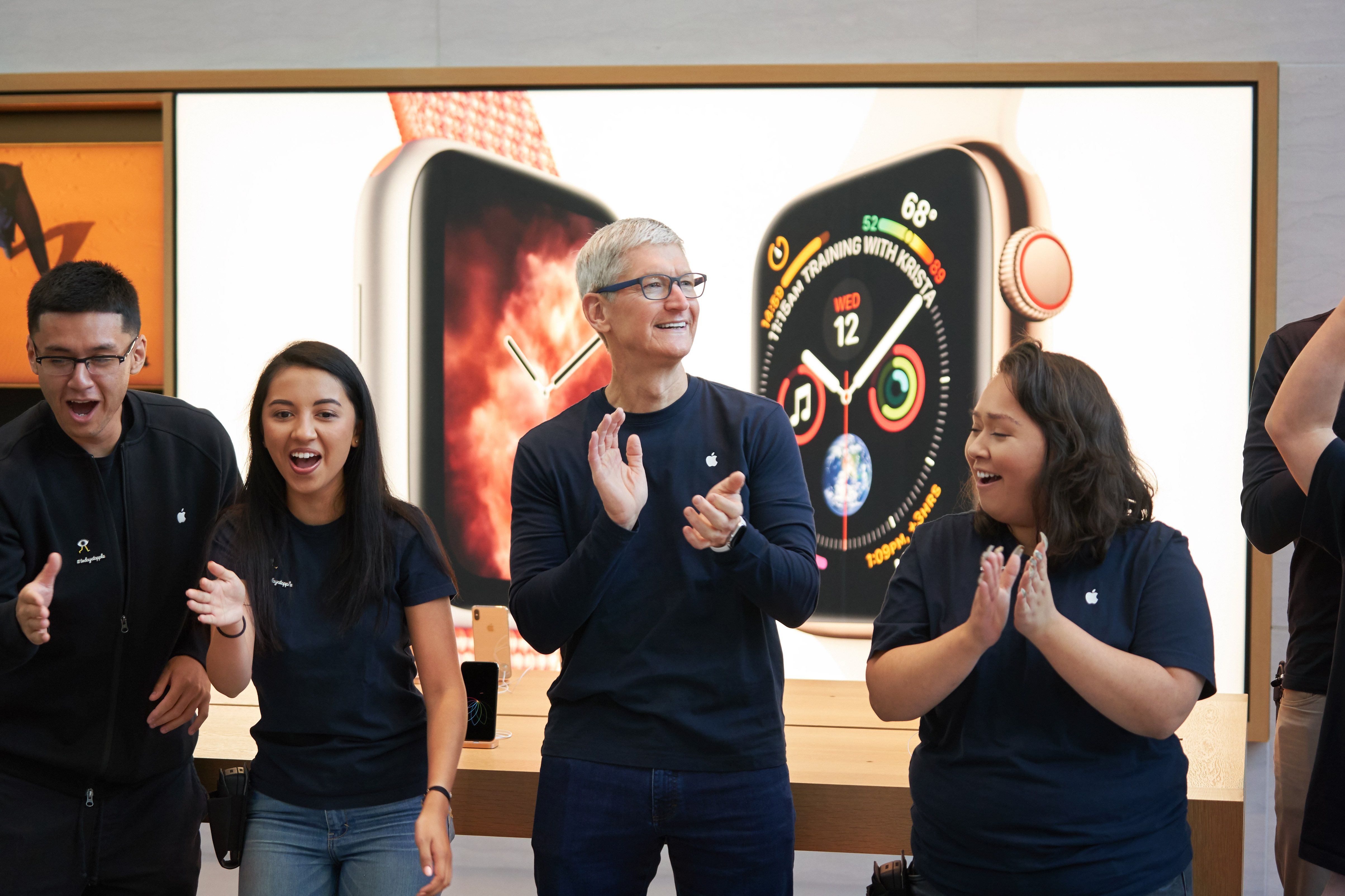 Тим Кук в Apple Store с сотрудниками Apple
