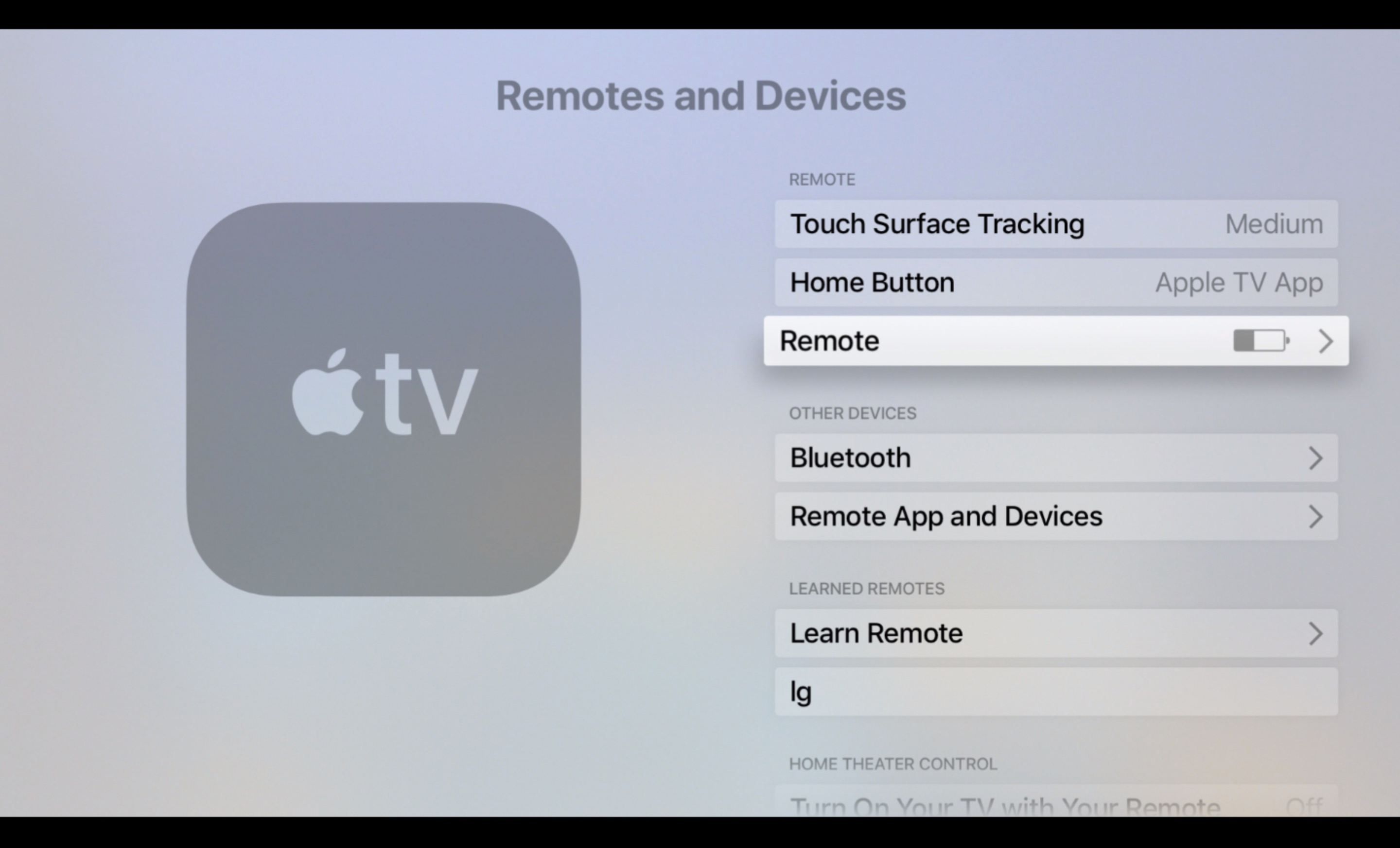Экран Apple TV Remotes and Devices со значком удаленного заряда аккумулятора