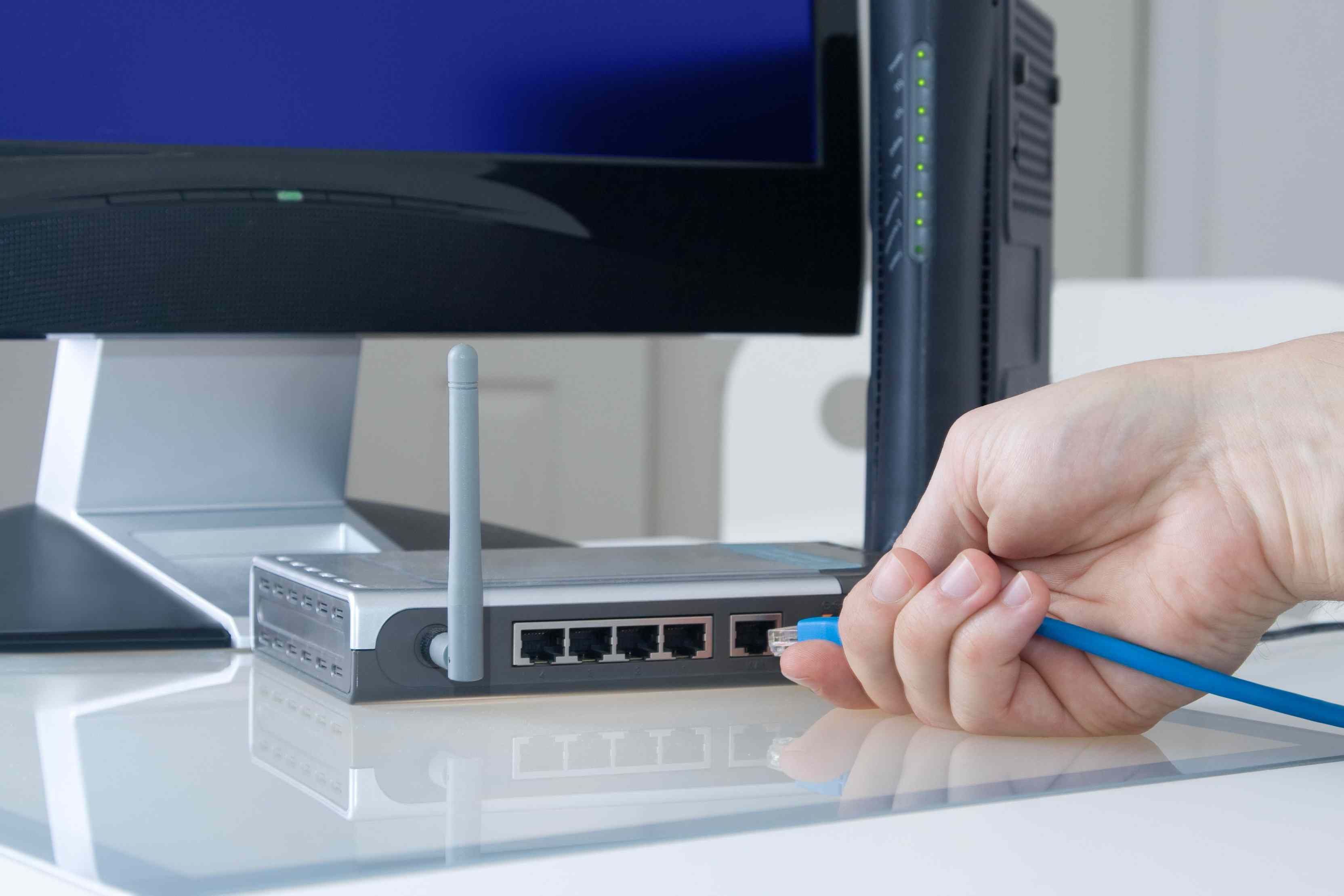 Кабель Ethernet домашней сети подключается к маршрутизатору