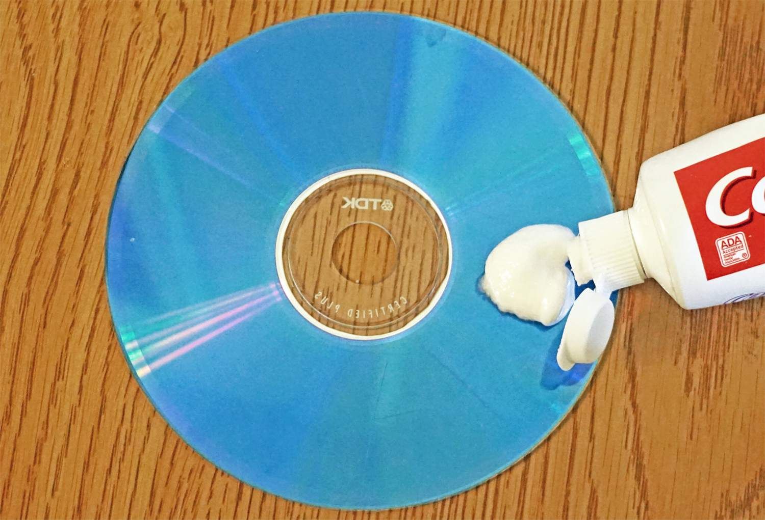 Поцарапанный компакт-диск - применение зубной пасты