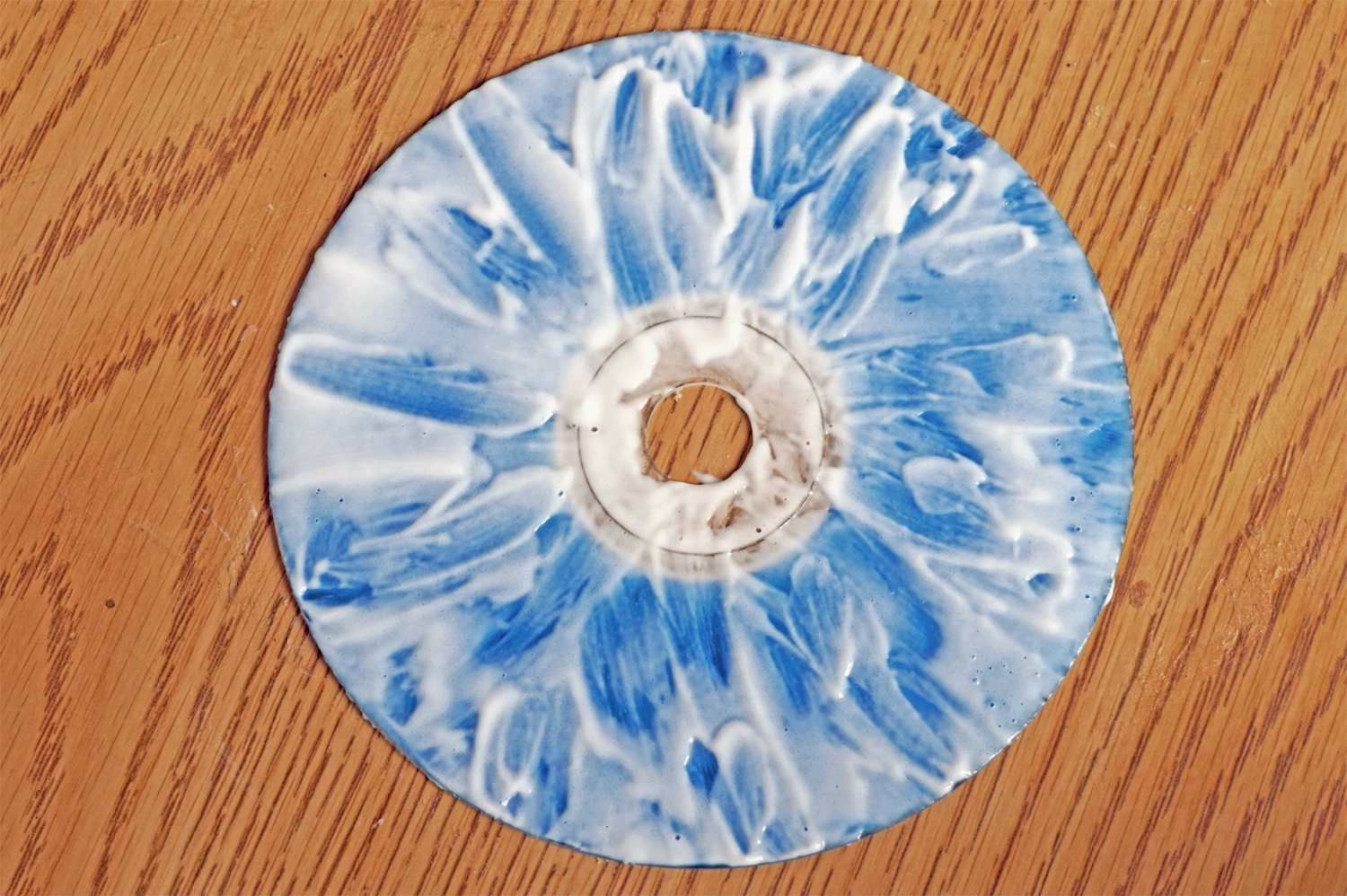 Поцарапанный CD покрытый зубной пастой