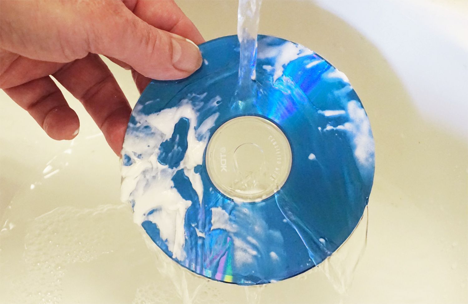 Поцарапанная зубная паста CD Rinse Off