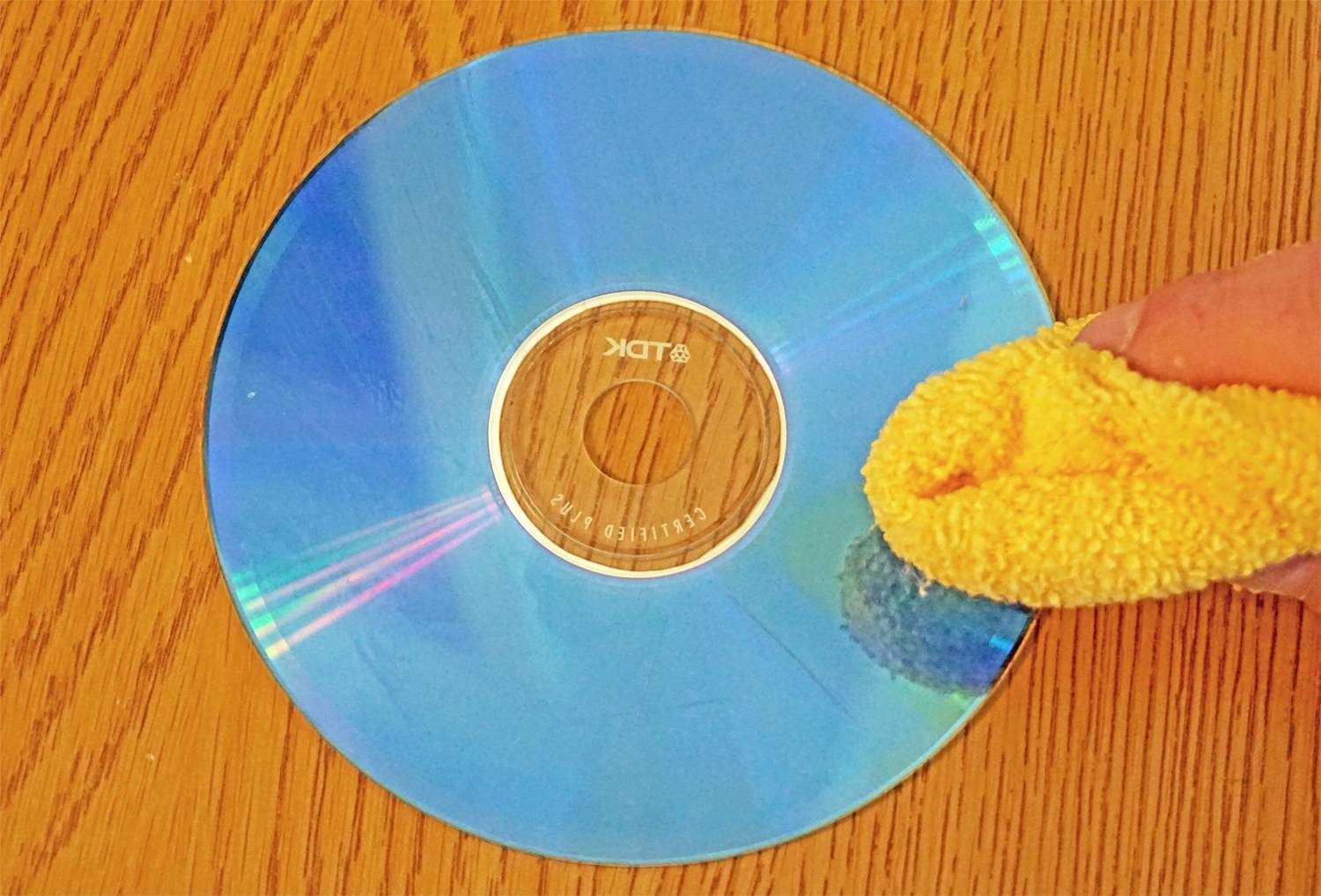 Поцарапанный CD Dry-Off с тканью