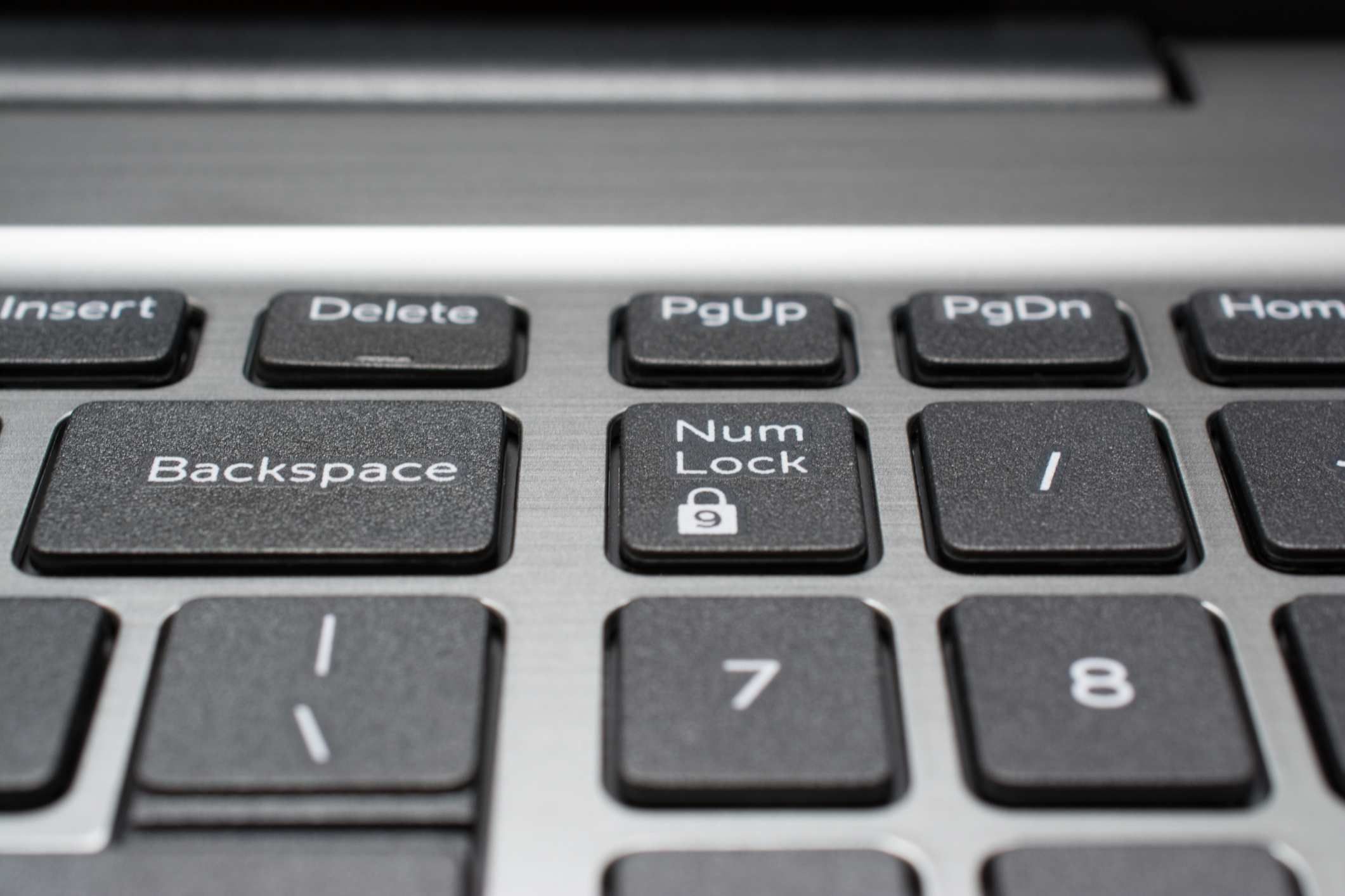 Num Lock обычно находится в левом верхнем углу клавиатуры.