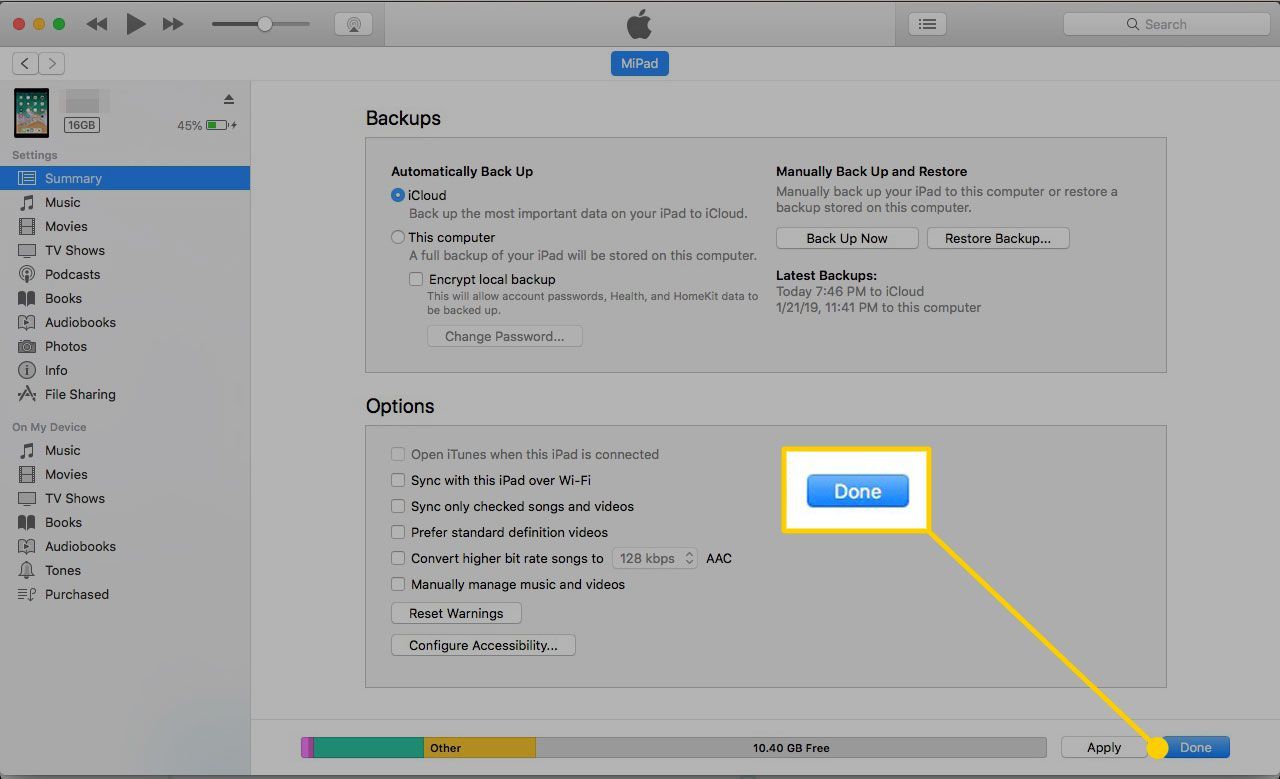 iTunes открывается на Mac с выделенной кнопкой «Готово» на странице «Сводка устройства»
