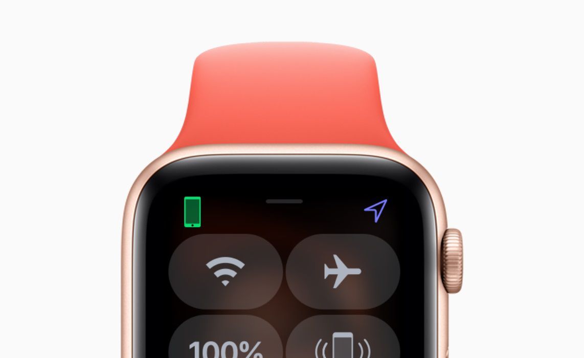 Apple Watch с панелью управления на своем экране