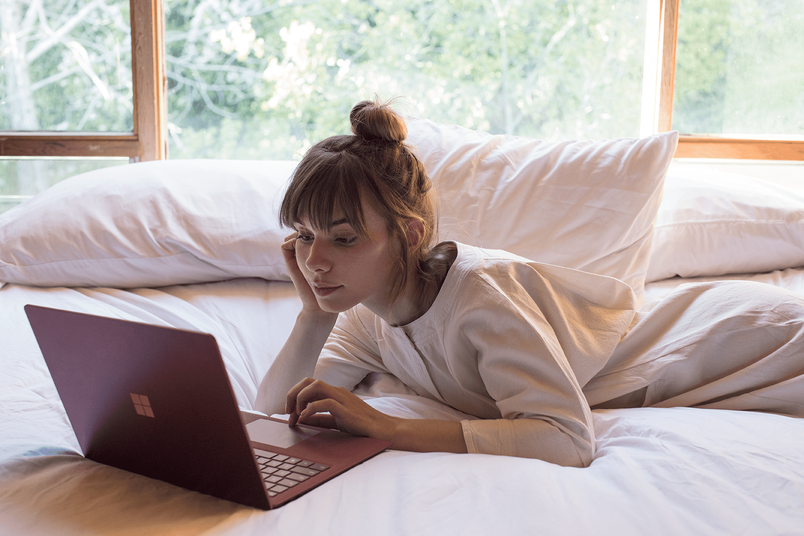 Девушка, использующая ноутбук Microsoft Surface
