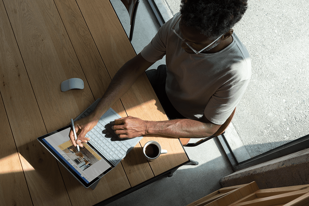 Человек, использующий Microsoft Surface Pro с ручкой
