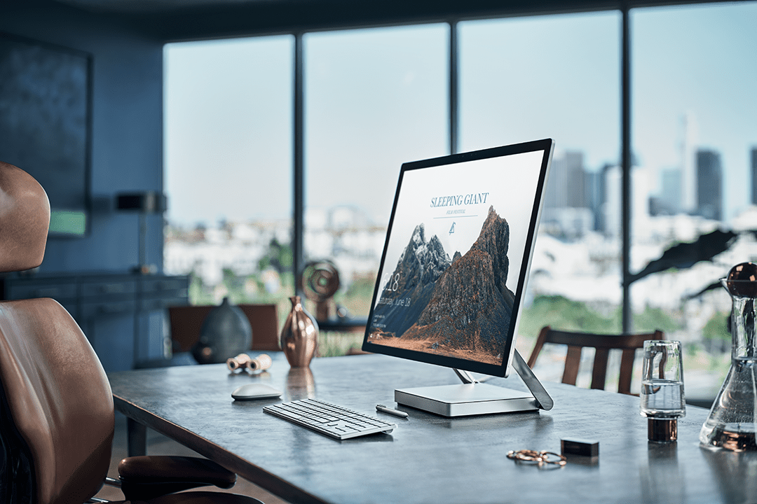 Microsoft Surface Studio на столе