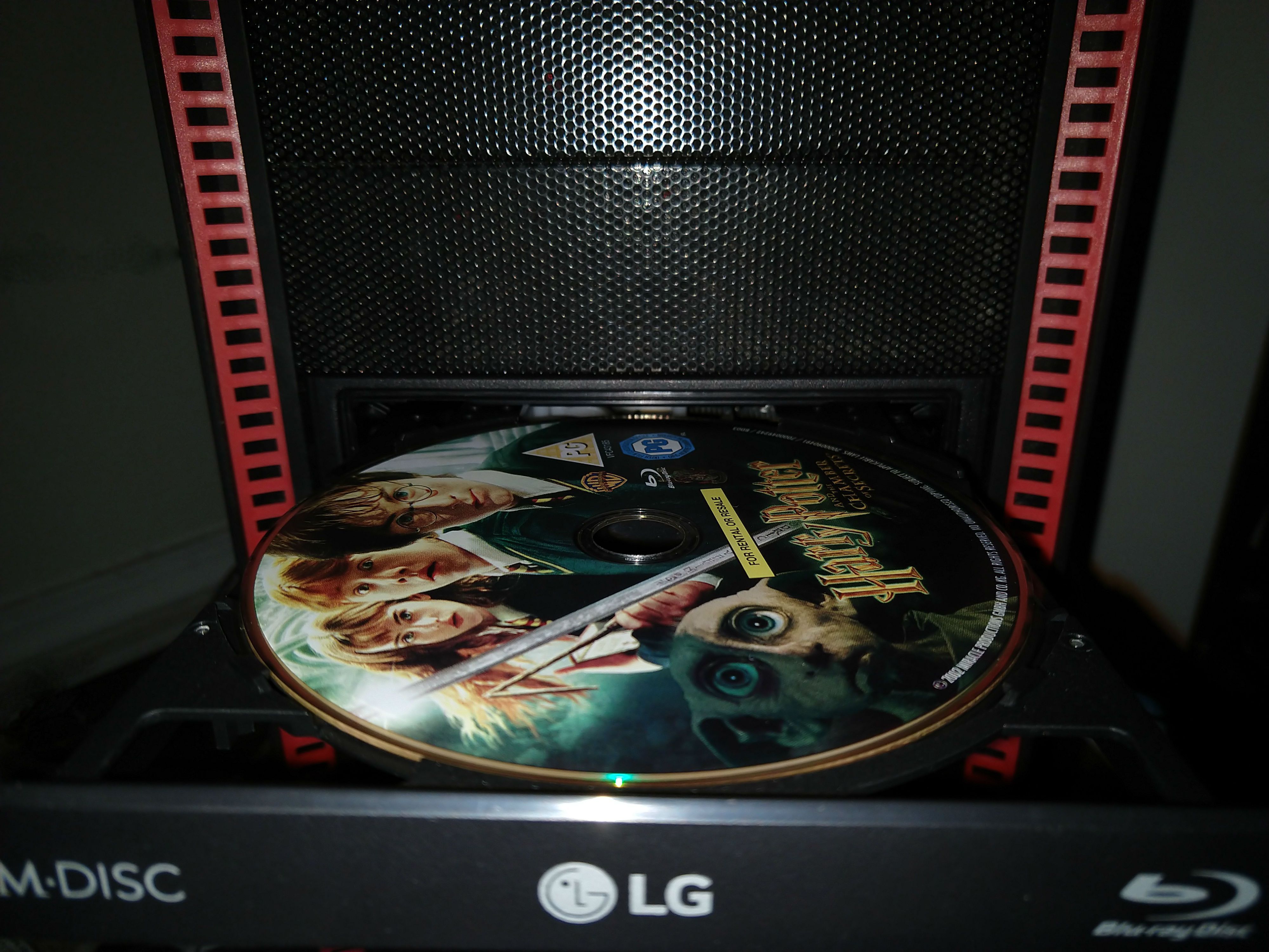 Диск Blu-ray, вставленный в привод Blu-ray.