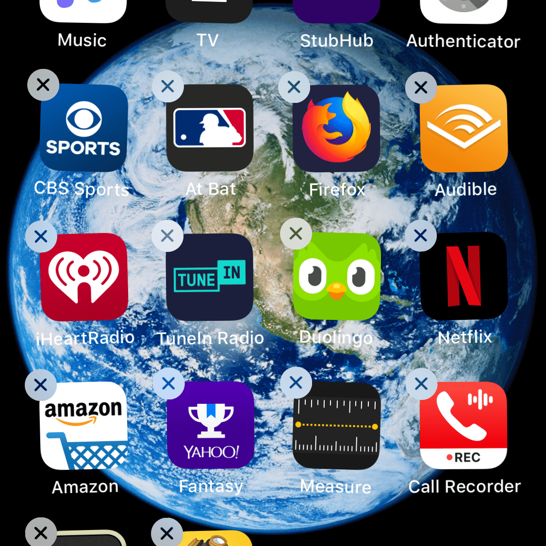 Снимок экрана домашнего экрана iPhone с готовыми к удалению приложениями