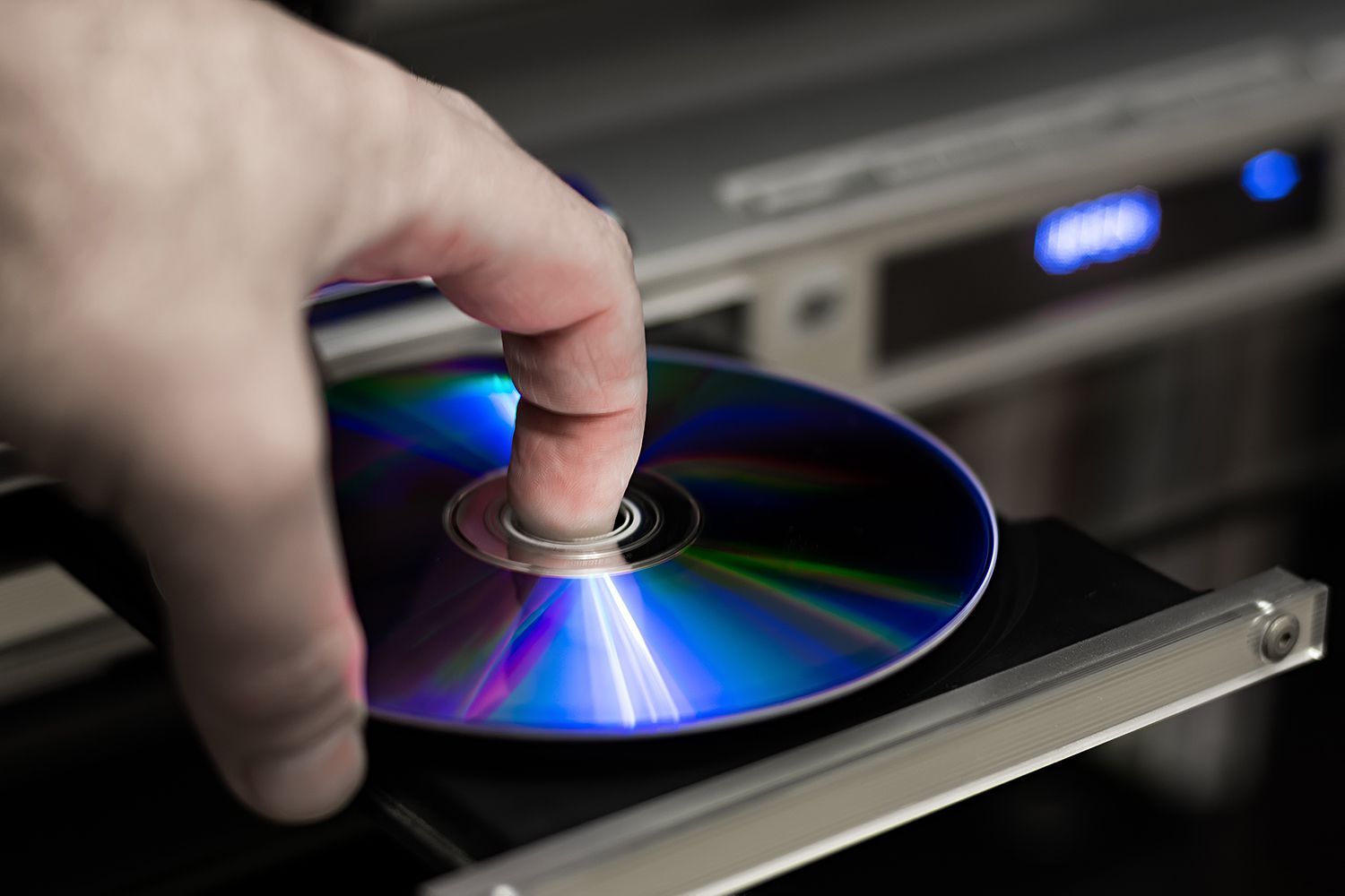 DVD диск вставляется в плеер