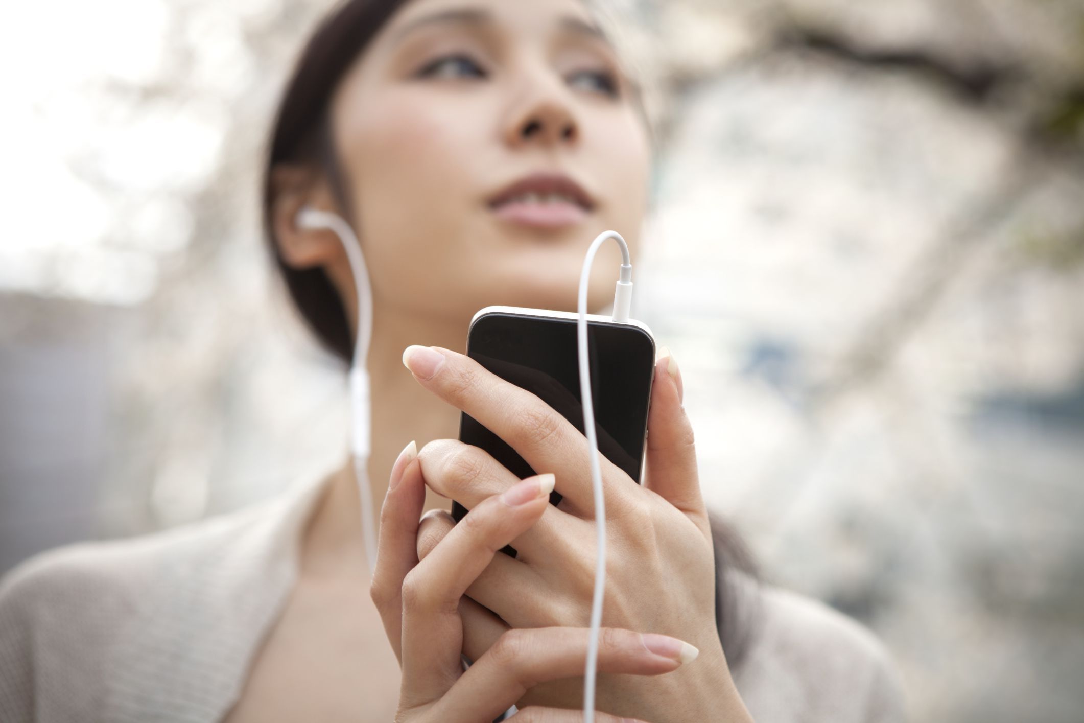 женщина слушает iPod с наушниками