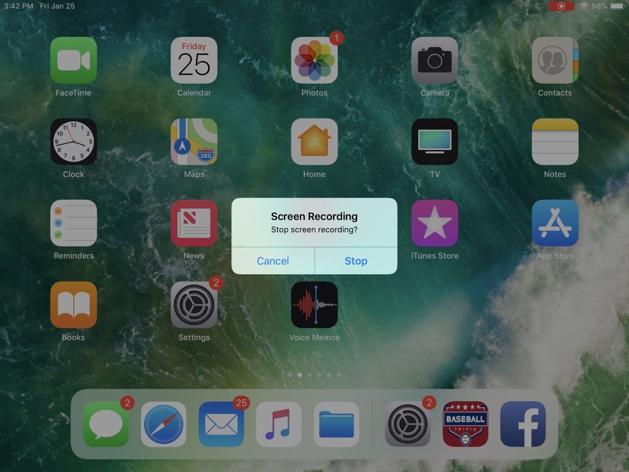 Снимок экрана: домашний экран iPad с активированной функцией записи экрана.