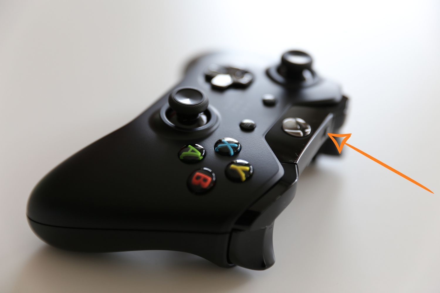 Кнопка подключения контроллера Xbox One