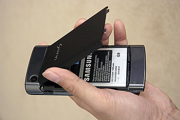 Galaxy S Captivate задняя крышка частично снята