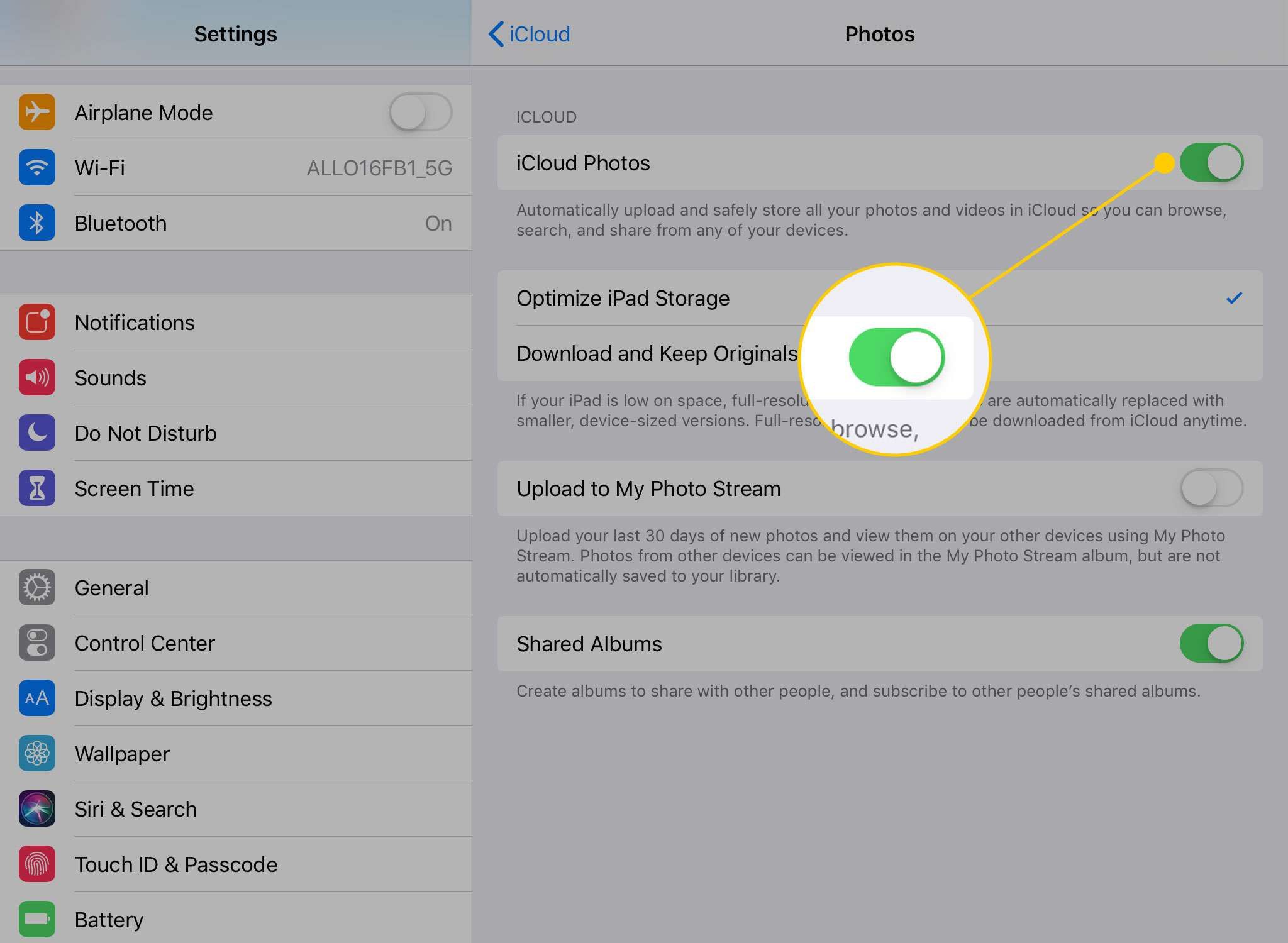 Настройки iCloud Photos на iPad с выделенным переключателем
