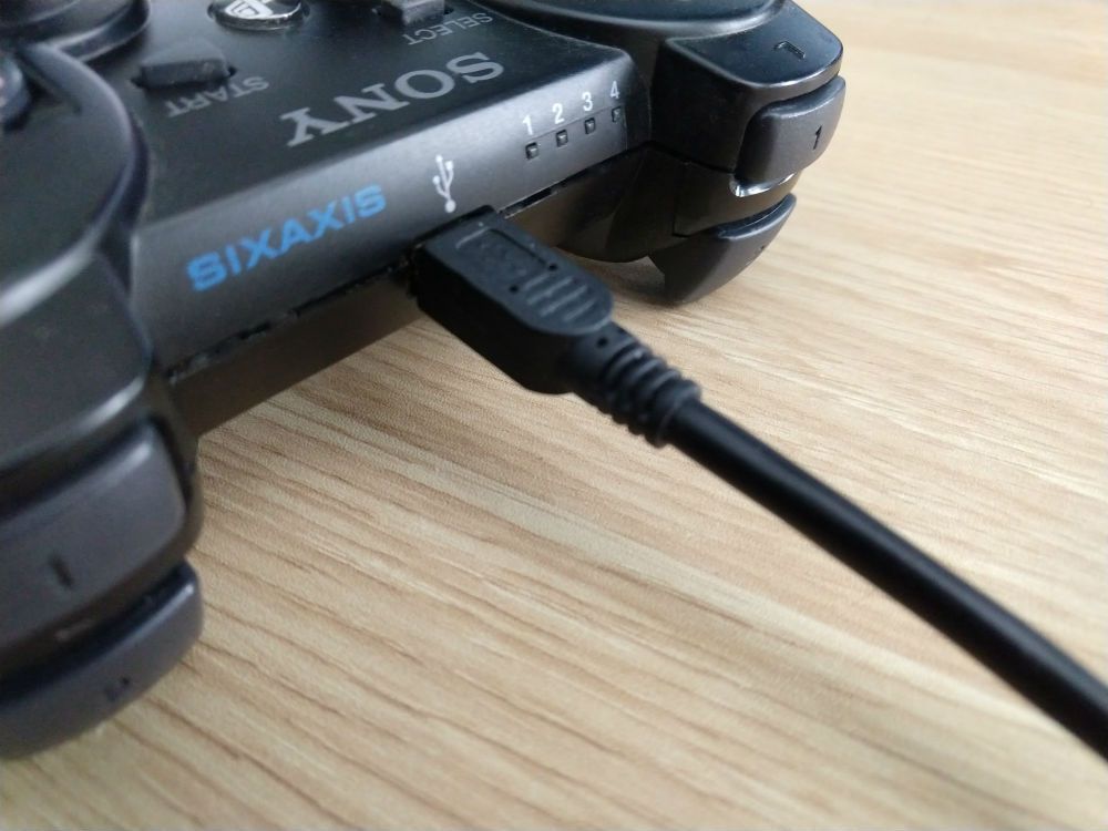 PS3 подключен с помощью кабеля мини-USB.