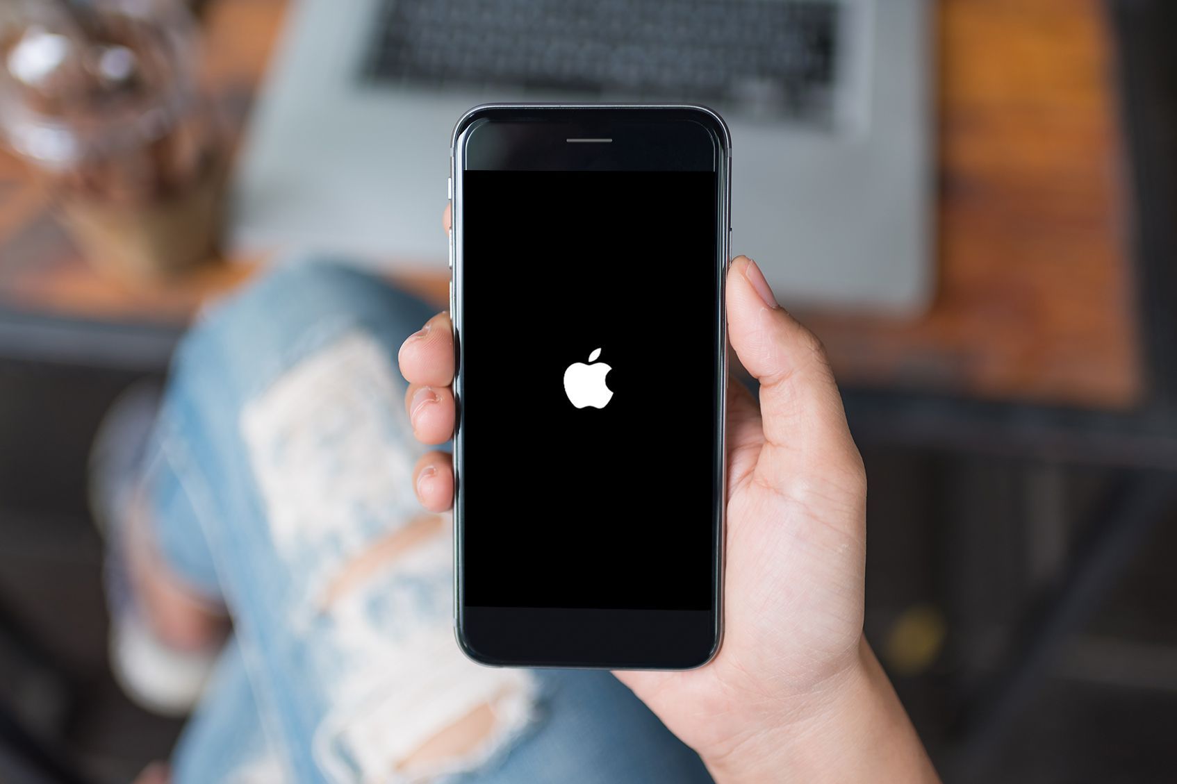 IPhone с логотипом Apple, указывающим на перезагрузку.