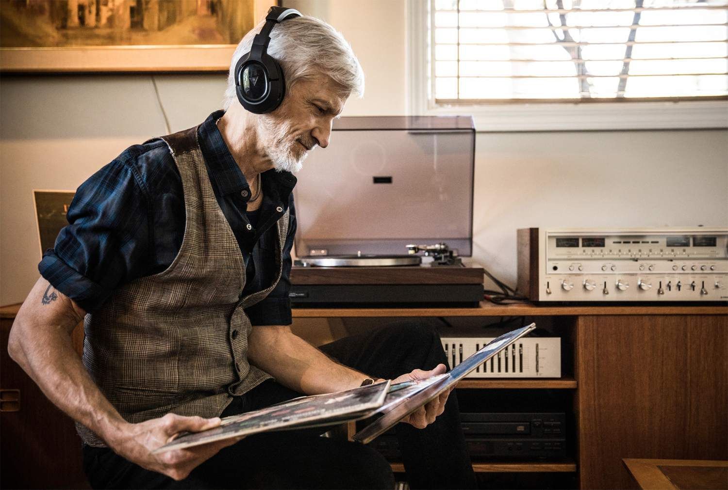Человек, слушающий Vintage Stereo Setup